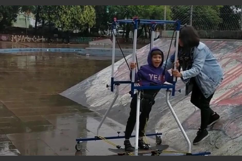 La madre y el grupo de terapistas lograron cumplir el sueño del niño. (Foto: Captura video)