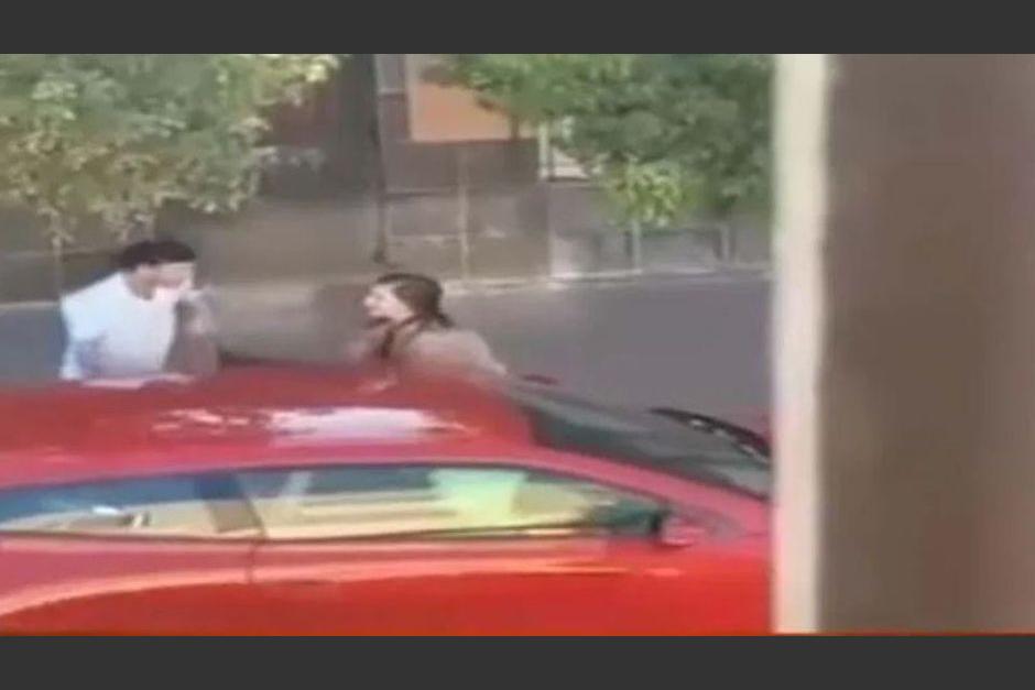Mujer arremete contra su pareja porque supuestamente le es infiel. (Foto: Captura de video)
