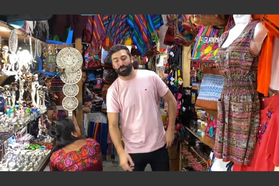 El español grabó un video en varios sectores de la ciudad y compartió lo que ha aprendido de los guatemaltecos. (Foto: Jorge Cremades)
