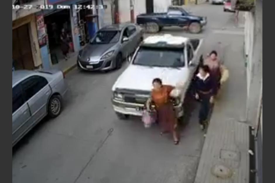 Según medios locales, la mujer no sufrió golpes de gravedad. (Foto: captura de pantalla)