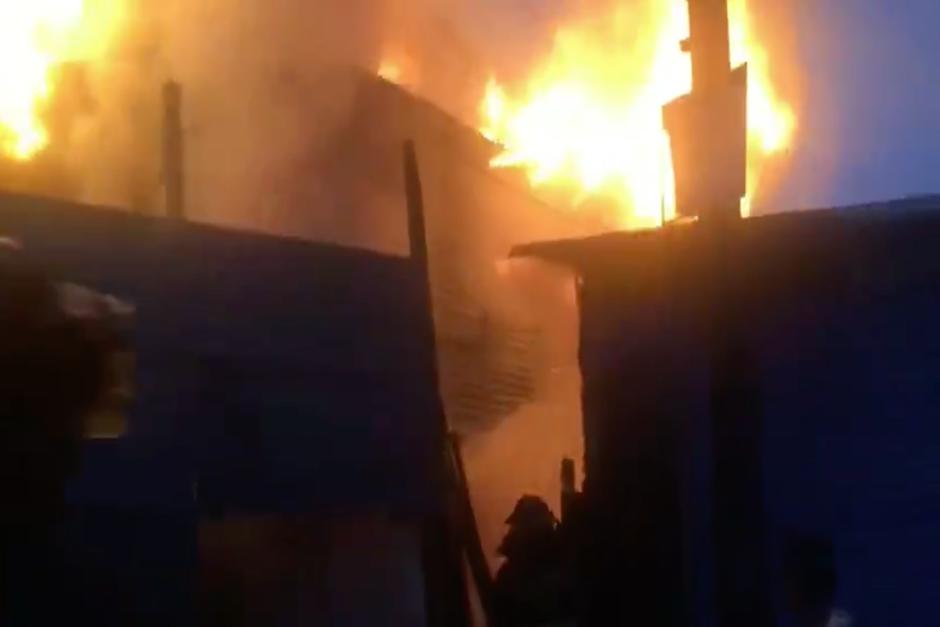 Los socorristas se encuentran en el lugar para comenzar la extinción del fuego (Foto: Bomberos Voluntarios)