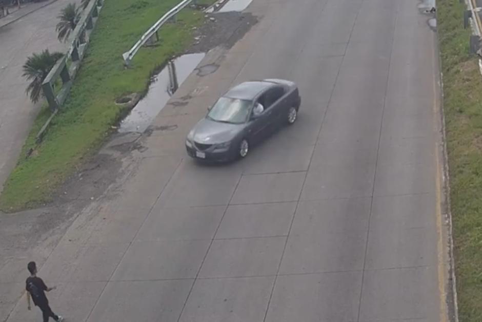 El piloto del carro pierde el control y atropella al joven. (Foto: captura de pantalla) 