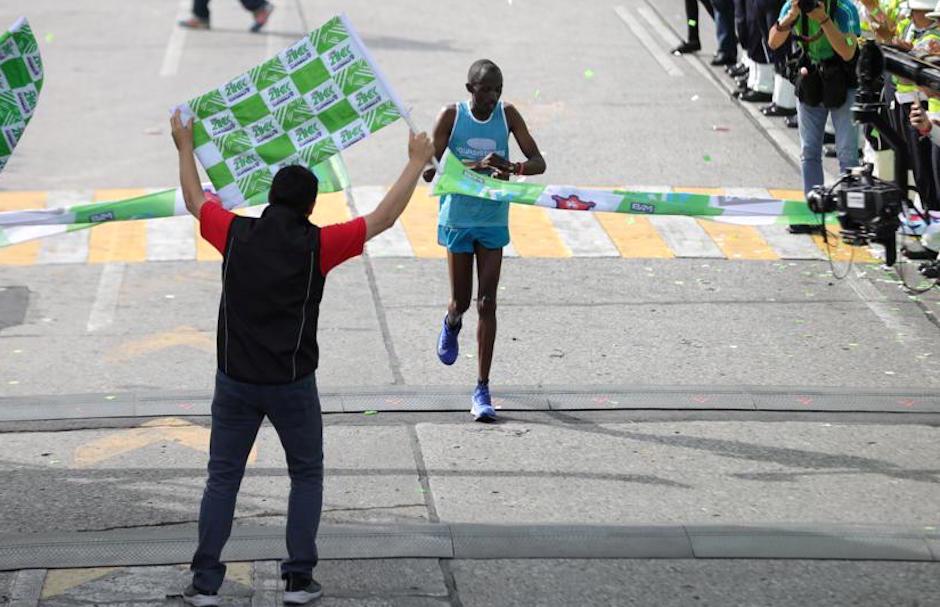 Robert Gaitho al momento de cruzar la meta en los 21K de la Ciudad. (Foto: MuniGuate)