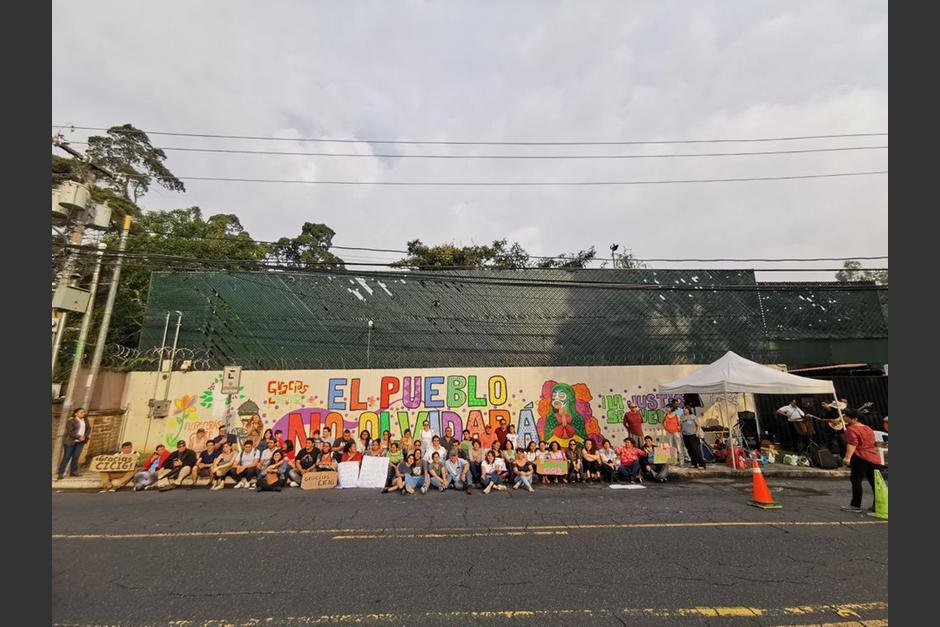 El mural fue pintado el pasado sábado por simpatizantes de la CICIG. (Foto: JusticiaYa/Facebook)