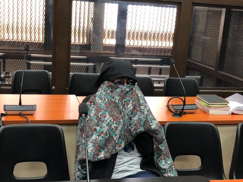 La excandidata de la UNE llegó a tribunales con el rostro cubierto. (Foto: Fredy Hernández/Soy502)