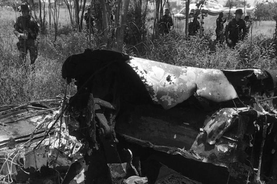 Una avioneta se estrelló en Retalhuleu, en su interior se halló un cadáver. Cerca existe una vivienda que ya fue allanada. (Foto: MP)