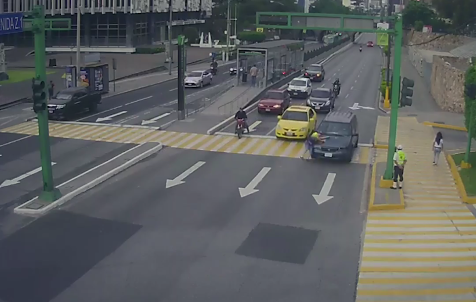 Un vehículo aventó a un imprudente peatón. (Foto: Captura de pantalla) 