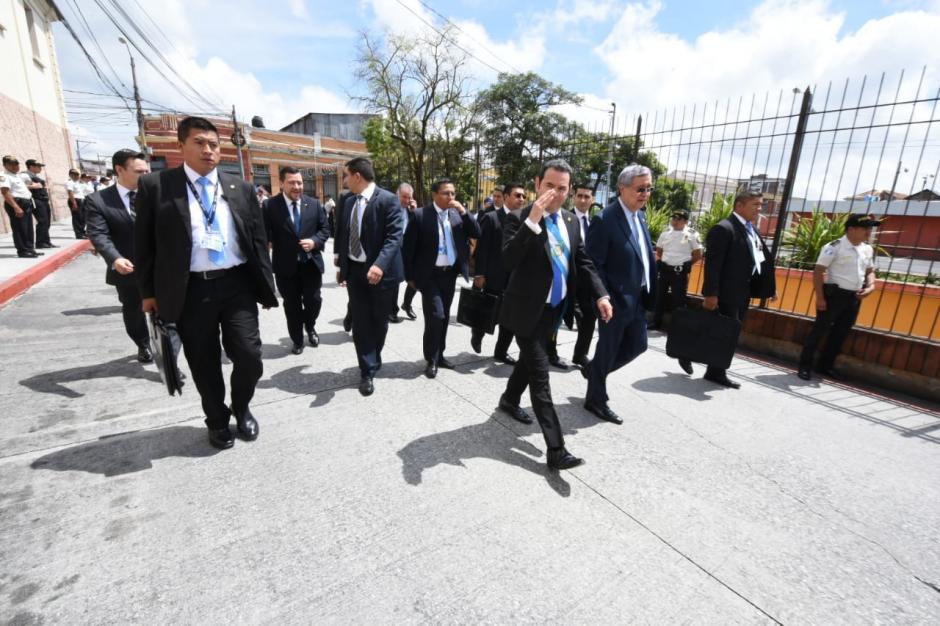 El presidente Jimmy Morales caminó de Casa Presidencial al Congreso bajo fuertes medidas de seguridad que provocaron el cierre de calles y avenidas. (Foto: AGN)