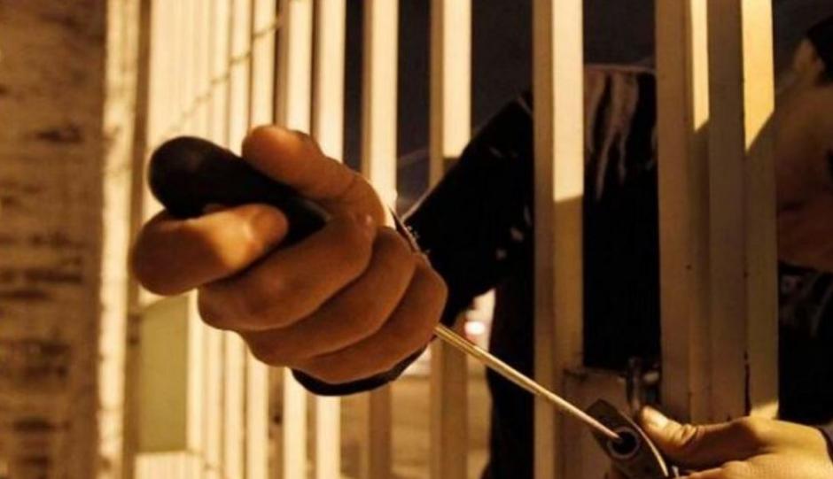 El hombre pregunta de casa en casa algunos datos para poder acceder a otras viviendas. (Foto: Google/Referencia) 