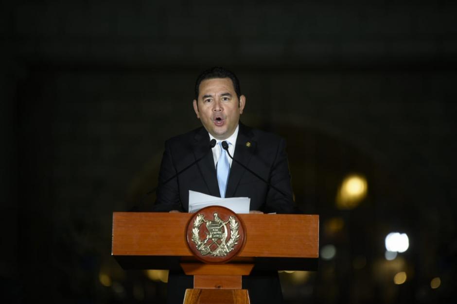 El presidente Jimmy Morales trataba de elevar la voz, pero los gritos de ¡Asesino! lo interrumpieron. (Foto: Wilder López/Soy502)