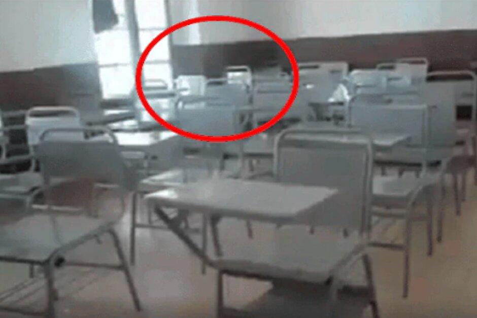 Un maestro se queda solo en su aula y filma una supuesta "actividad paranormal". (Foto: Captura de video)