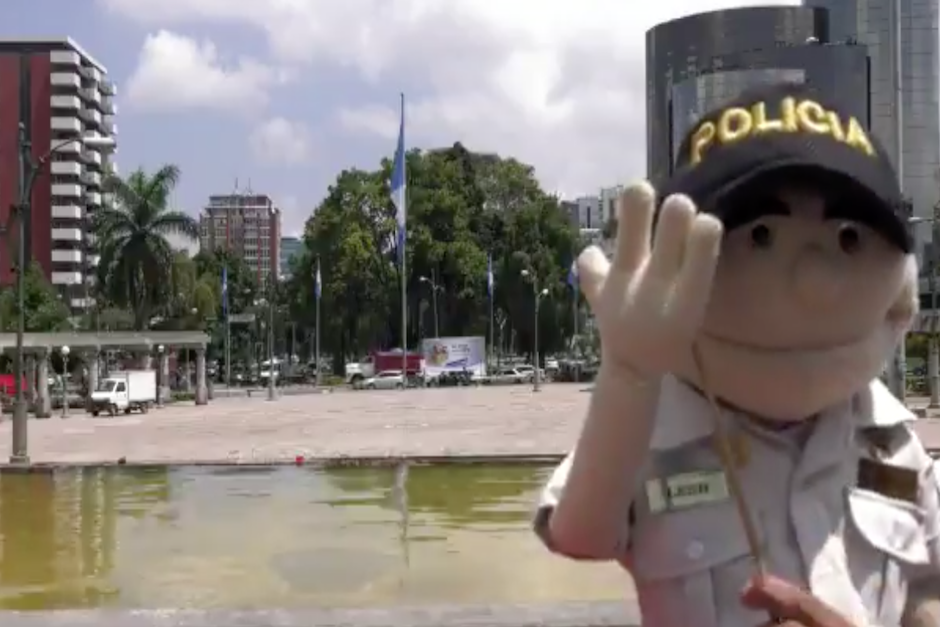 El títere luce el uniforme de los agentes de la PNC (Foto: captura de pantalla)