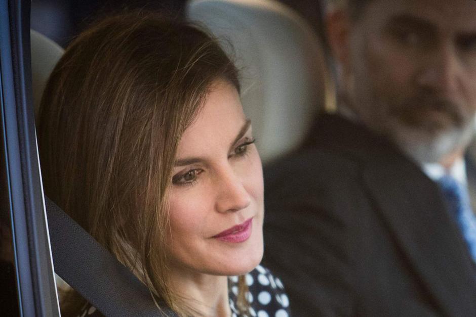La reina Letizia casi se tropieza en una actividad en Sevilla y al tiempo le reclamó a su guardia de seguridad de no advertirle del escalón. (Foto: AFP)