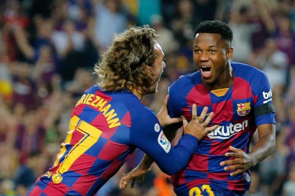 Ansu Fati festeja su anotación en el triunfo del Barcelona ante el Valencia. (Foto: AFP)