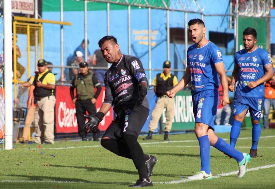 Paulo César Motta detuvo un penal y su celebración fue efusiva. (Foto: Javier del Cid)