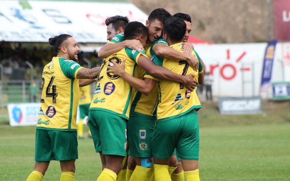 Los jugadores de Guastatoya festejan el triunfo ante los Albos. (Foto: Andrés - ADF)