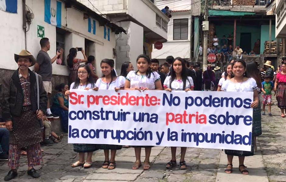El mensaje de los estudiantes de San Juan La Laguna al presidente Jimmy Morales. (Foto: Chavajay Quiacain)