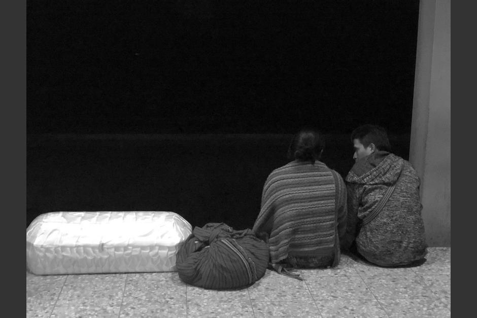 Los padres de Franklin esperan afuera de la emergencia Hospital Nacional de Antigua Guatemala a que les entreguen la papelería de su hijo Franklin, quien falleció estando al resguardo de la PGN. (Foto: Twitter @fiaheisenberg/Fia)