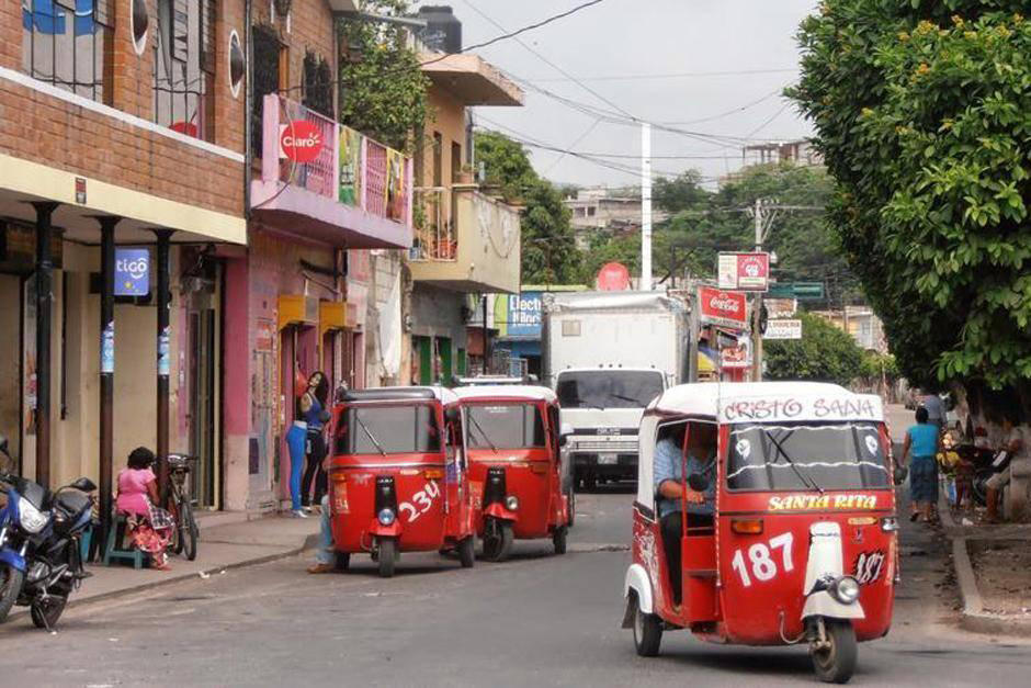 El piloto del tuc tuc observa algo inusual y rápidamente reacciona. (Foto: Archivo/Soy502) 