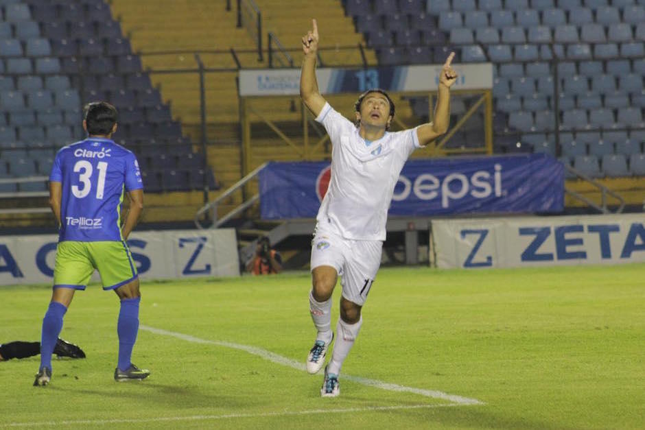 La noche de Agustín Herrera que marcó triplete en el triunfo de Comunicaciones sobre Mixco. (Foto: Javier del Cid/Soy502)
