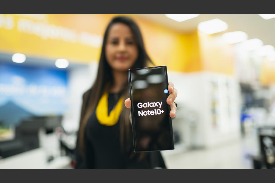 En Elektra brindan financiamiento para adquirir el Samsung Galaxy Note 10 y 10+.(Foto: Melissa Menéndez/ Soy502)