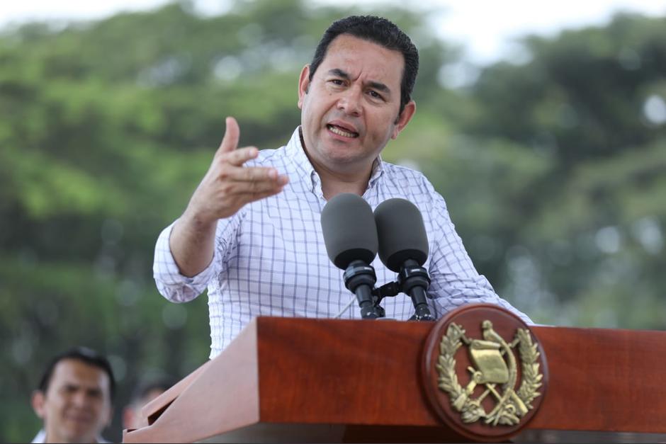 El presidente Jimmy Morales participó en la entrega de escrituras de 192 viviendas a los damnificados por la erupción del volcán de Fuego. (Foto: AGN)