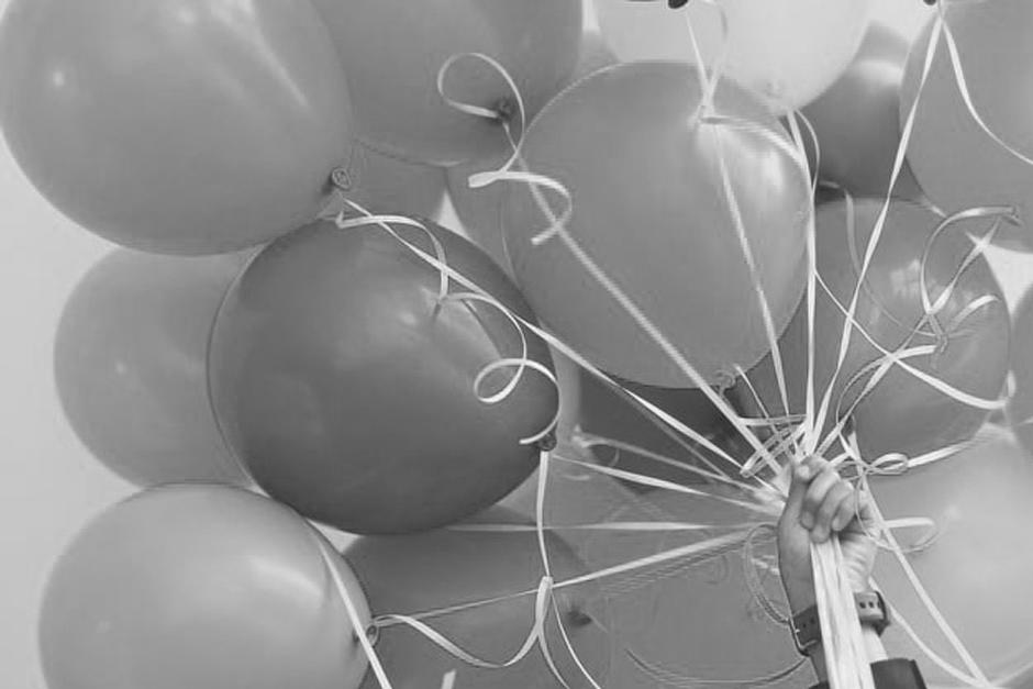 El hombre ingresó al bar con un arma y globos de colores en las manos. (Foto: Archivo/Soy502) 