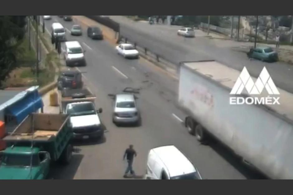 El accidente ocurrió en el bulevar Luis Donaldo Colosio, a unos metros de la caseta Chamapa en dirección al Toreo. (Foto: captura).