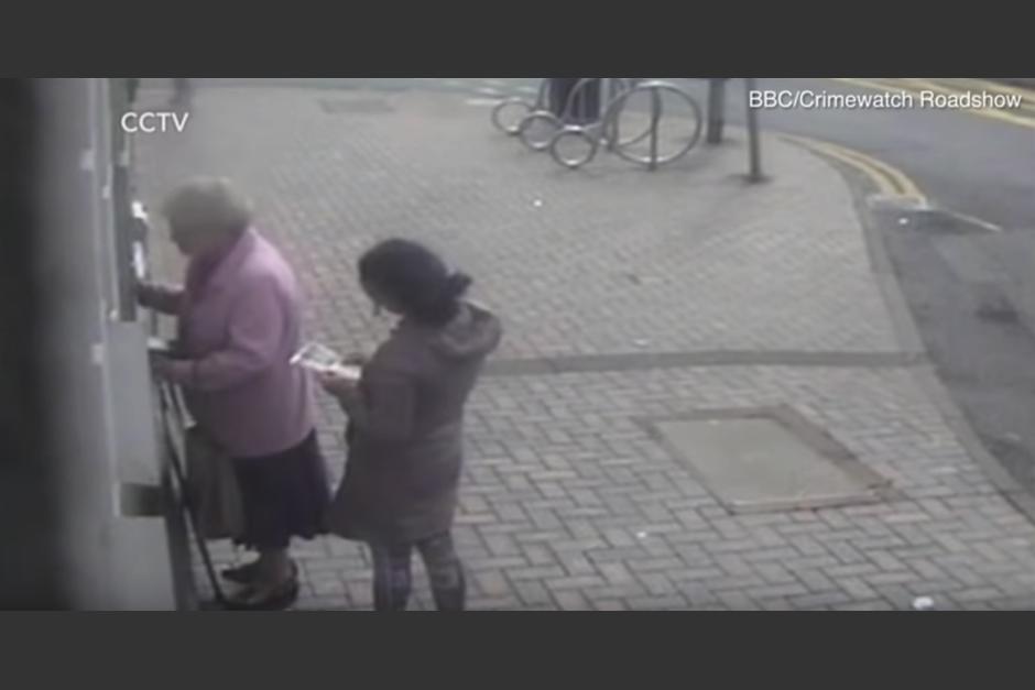 Doreen Jones, de 81 años, se defendió de una mujer que intentó quitarle el dinero que estaba sacando del cajero automático. (Foto: captura de Youtube).