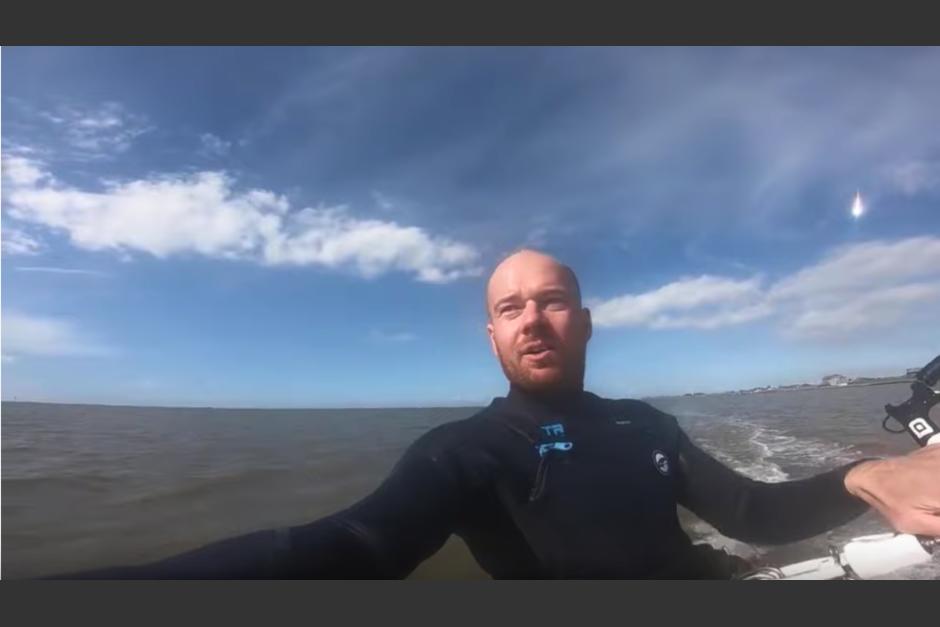 Dorian Cie captó un video donde se ve un meteorito que pasaba sobre el mar, mientras practicaba kitesurf. (Foto: captura de Youtube).