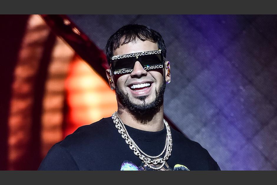 Anuell AA casi pierde su peluca gracias a un chimpancé. (Foto: Telemundo) 