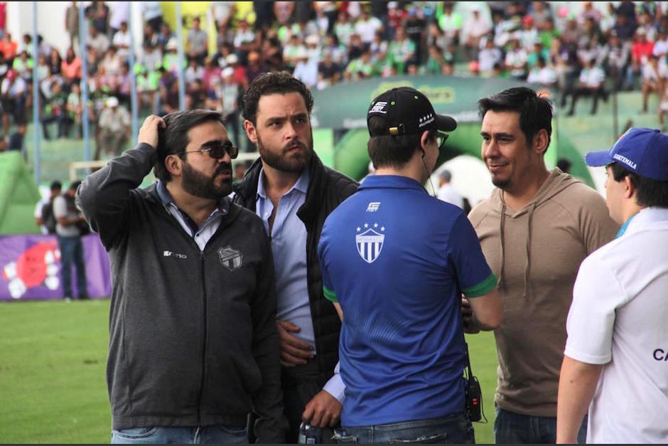Juan García, presidente de Comunicaciones, (primero de la izquierda en la imagen) llegó al estadio Pensativo para el juego de los Cremas ante Antigua GFC. (Foto: Javier del Cid)