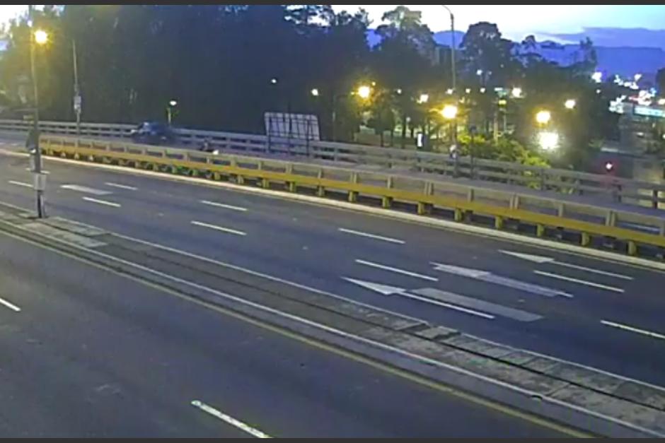 Un vehículo empotró en una baranda en el carril auxiliar del puente del Periférico. (Foto: Captura de pantalla) 