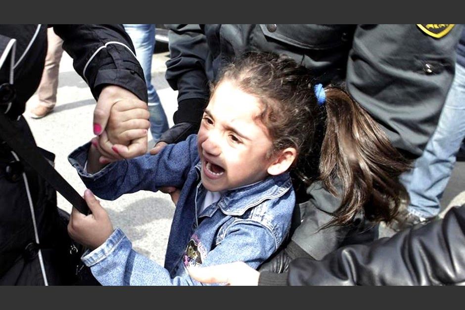 La pequeña fue esposada y llevada a un centro de menores. Foto: (YouTube, imagen ilustrativa)