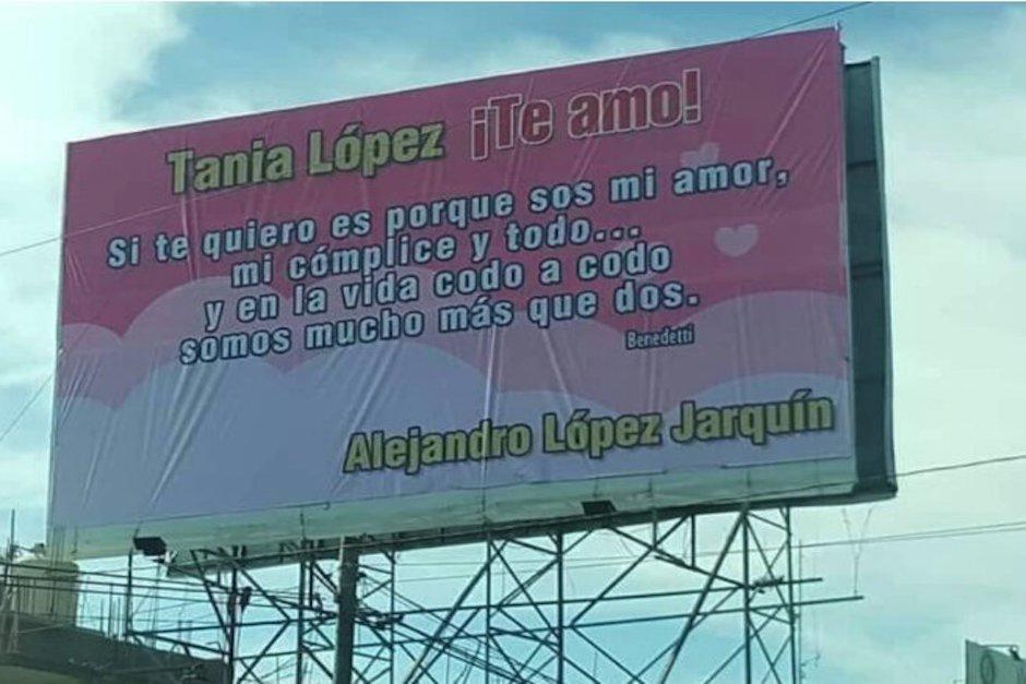 Alcalde le mandó colocar una valla con un mensaje de amor a sus esposa y le llueven las críticas. (Foto: Facebook)