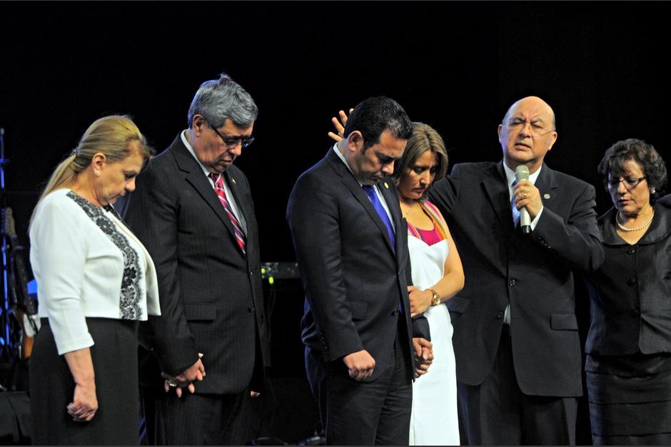El presidente Jimmy Morales y el vicepresidente Jafeth Cabrera, ambos acompañados de sus parejas, acuden a un Tedéum evangélico con el pastor Jorge H. López en 2016. (Foto: Archivo/Soy502)