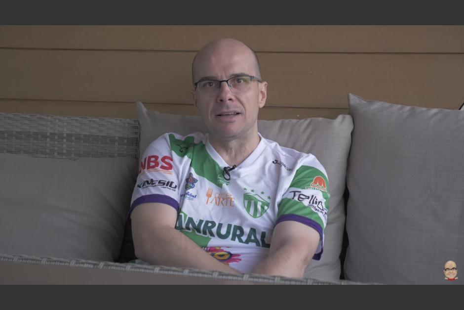 El español lució la playera del campeón guatemalteco en uno de sus últimos videos que publicó en YouTube. (Captura Video)