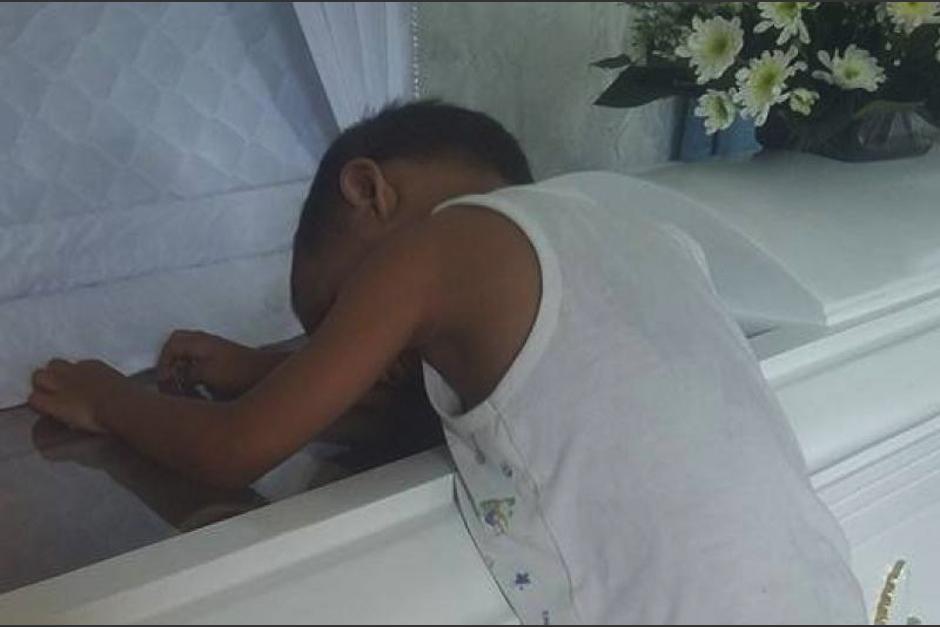 El pequeño no comprendía qué le había ocurrido y le preguntaba qué hacía en un ataúd. (Foto: Facebook/Marichu.Gabriel)