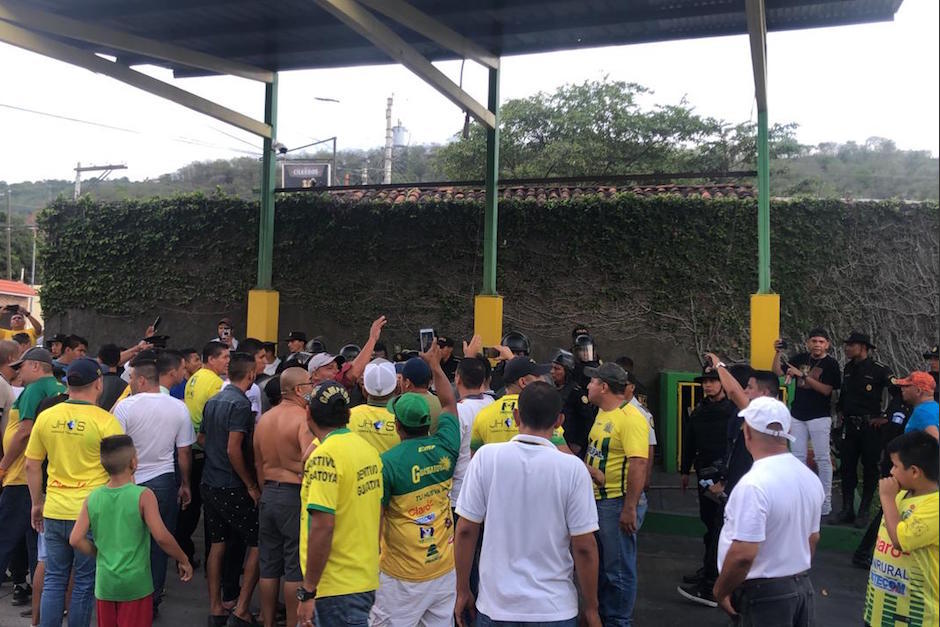 Aficionados de Guastatoya se aglomeraron después del partido que ganó su equipo. (Foto: Javier del Cid)