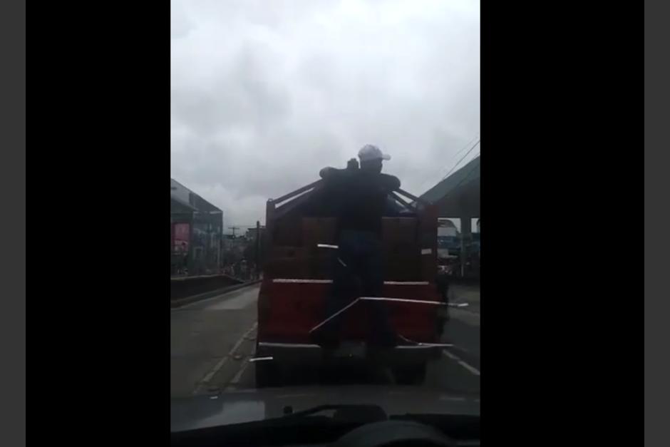 Un usuario captó en video el método que utilizan supuestos asaltantes a pocas cuadras del mercado La Terminal. (Foto: Captura de pantalla)