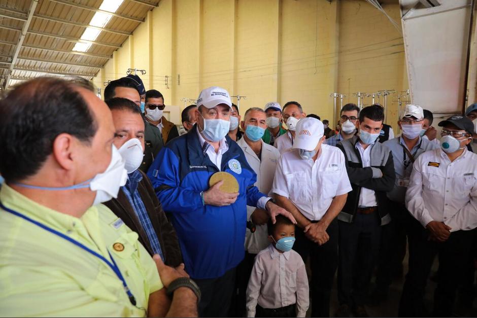El menor se acercó al Mandatario para entregar su donativo. (Foto: SCSPR) 