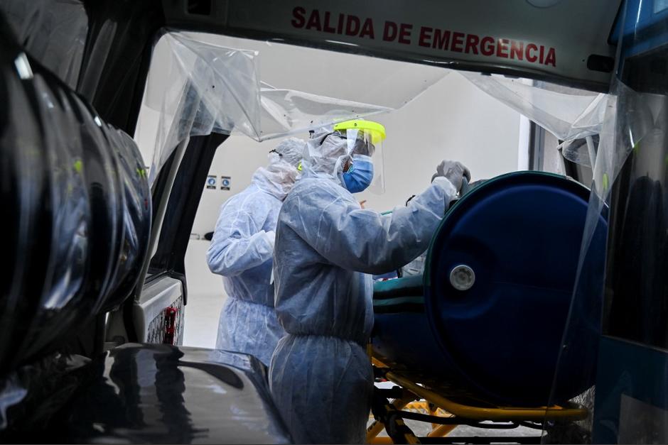 Los médicos atendieron a un paciente con coronavirus. (Foto: AFP) 
