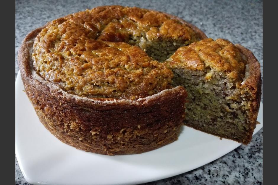 Debes dejar que el pastel se hornee por al menos 40 minutos. Lo sacas y dejas que repose unos 10 minutos antes de retirarlo del molde. Puedes servir el pastel frío o tibio. (Foto: Caseros de la Abuela).