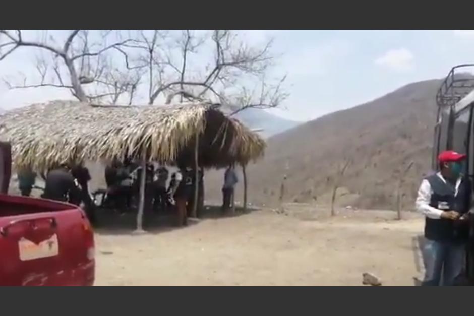 Un grupo de migrantes fue sorprendido y puesto en cuarentena en Chiquimula. (Foto: Captura de pantalla)