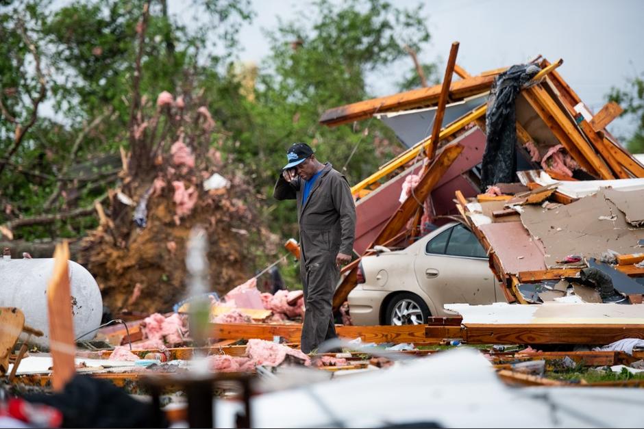 Los tornados arrasaron con muchas casas y dejó a varias personas sin hogar en Mississippi. (Foto: AFP)