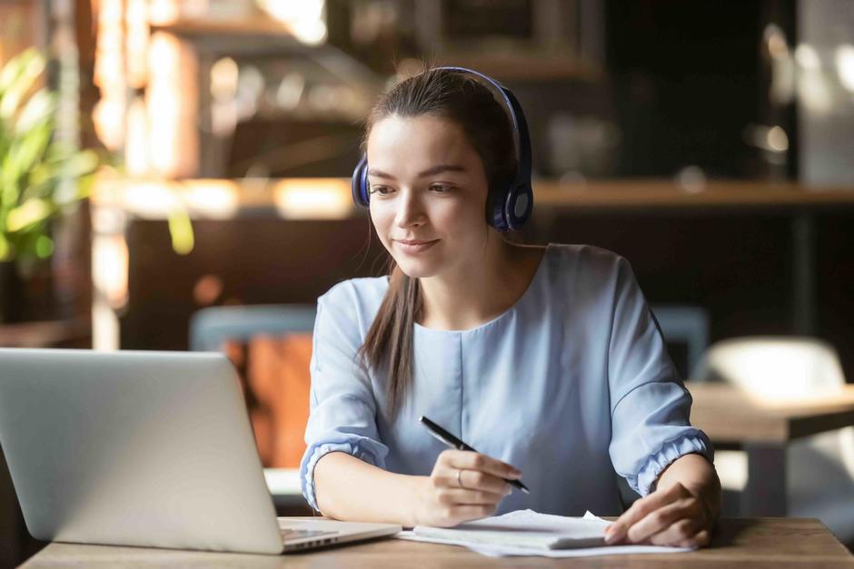 El programa está dirigido a estudiantes, emprendedoras y empresarias y desde 2017, se ha capacitado a más de 38,500 mujeres. (Foto ilustrativa: shutterstock)