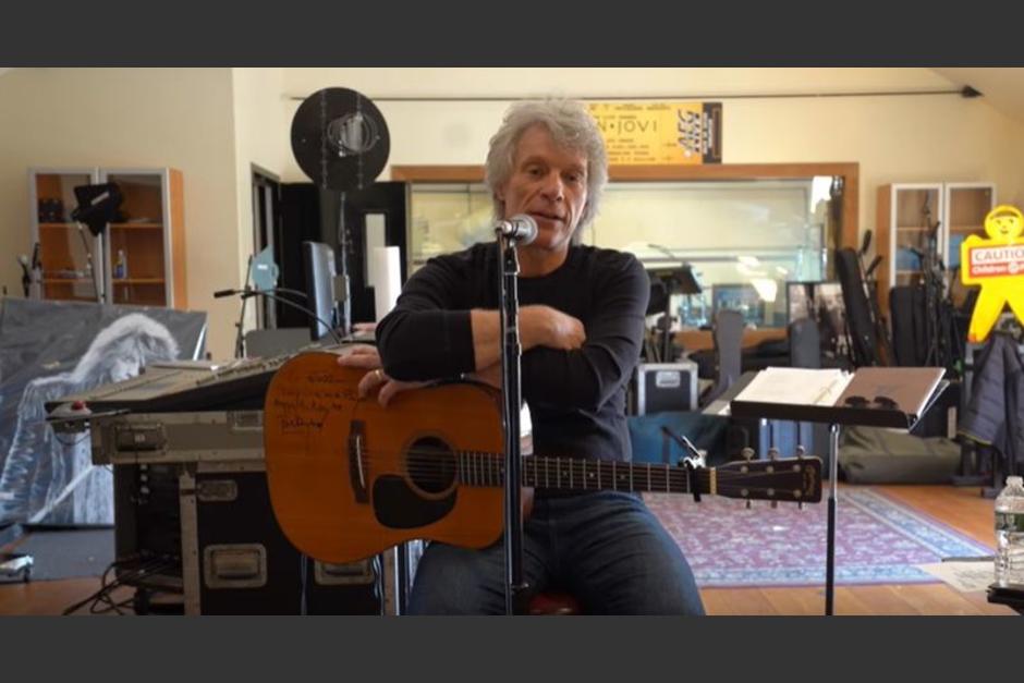 Cuando no está ayudando a los más necesitados lavando platos, compone canciones basadas en las experiencias de sus fans del mundo o participa en galas benéficas online para aliviar los efectos del coronavirus entre los que menos tienen. (Foto Europa Press)