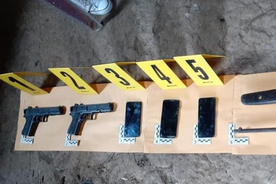 Agentes localizan armamento en la supuesta guarida de asaltantes. (Foto: PNC)
