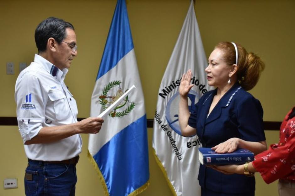 Irma Elizabeth Quiroa Cuellar es juramentada como viceministra Administrativa del Ministerio de Salud. (Foto: Ministerio de Salud) 