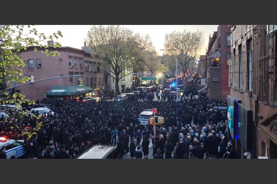El funeral del rabino Chaim Mertz congregó a cientos de judíos por las calles de Brooklyn. (Foto: Reuven Blau)